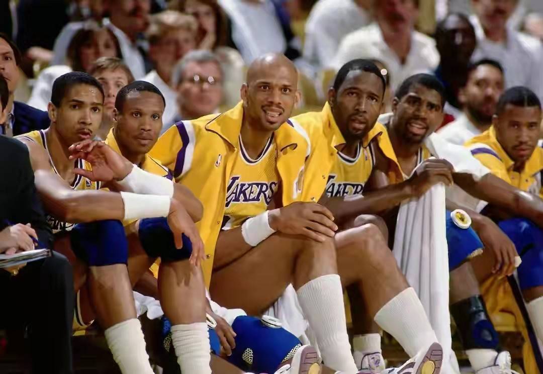 波媒：莱万与巴萨均未确定是否续约，将等到明年再做决定