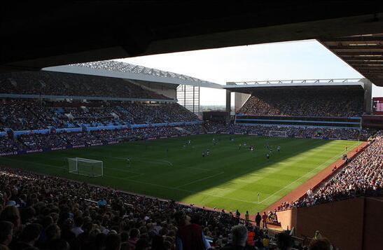 超级巨大低级失误！阿森纳铁卫离谱回传失误送礼 埃万尼尔松笑纳大礼