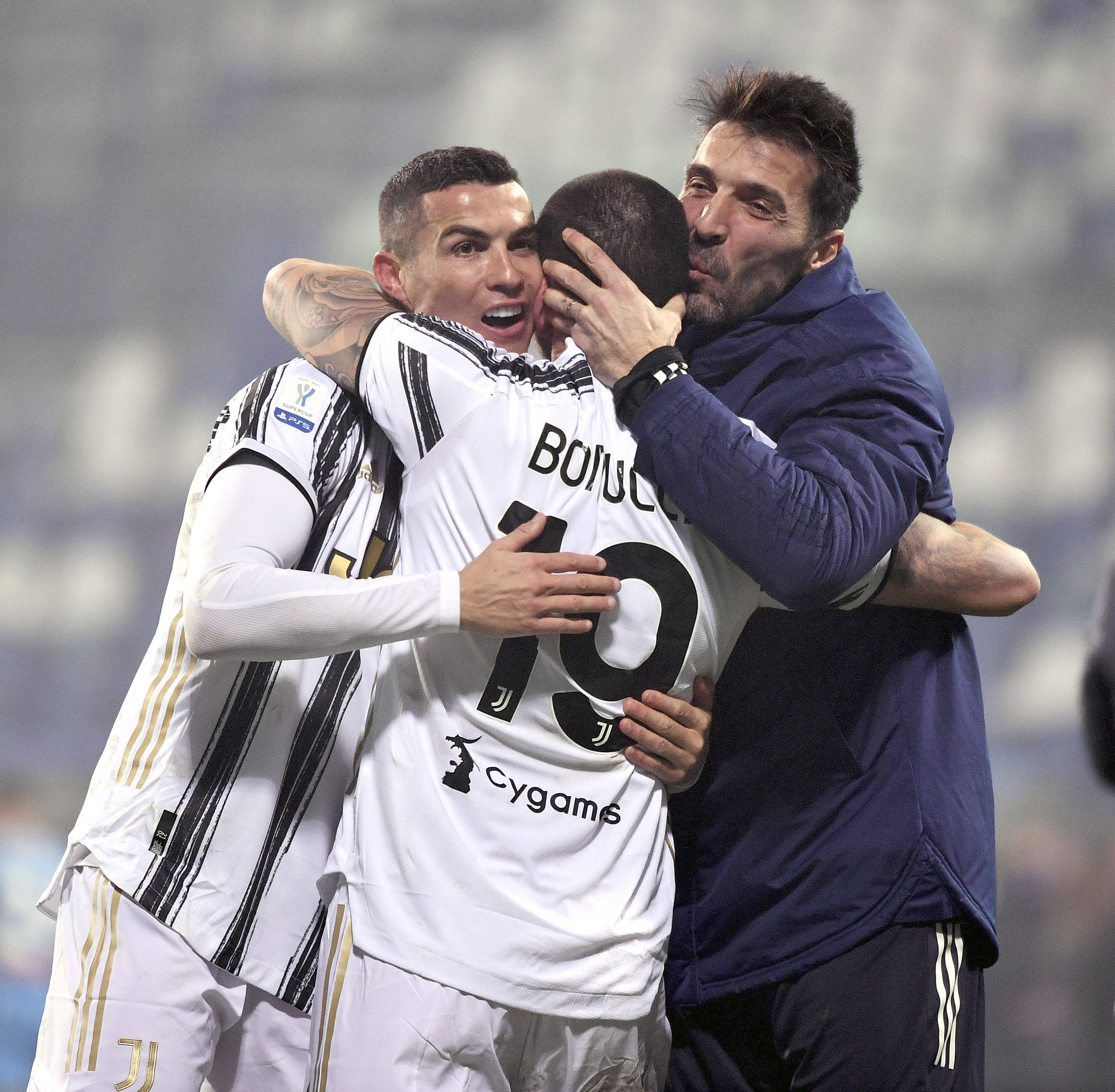 Shams：雄鹿愿与字母哥探讨留队或交易可能性，尼克斯不再是首选下家