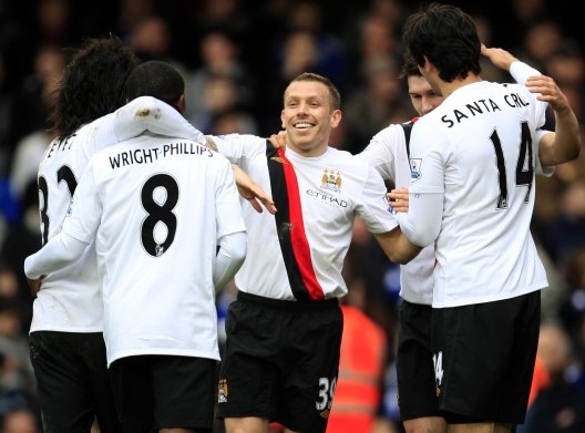 足球比赛精彩瞬间，绿茵场上的激情碰撞！