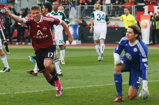 无缘升级向球迷跪拜道歉，水原三星主帅卞成焕赛后主动辞职